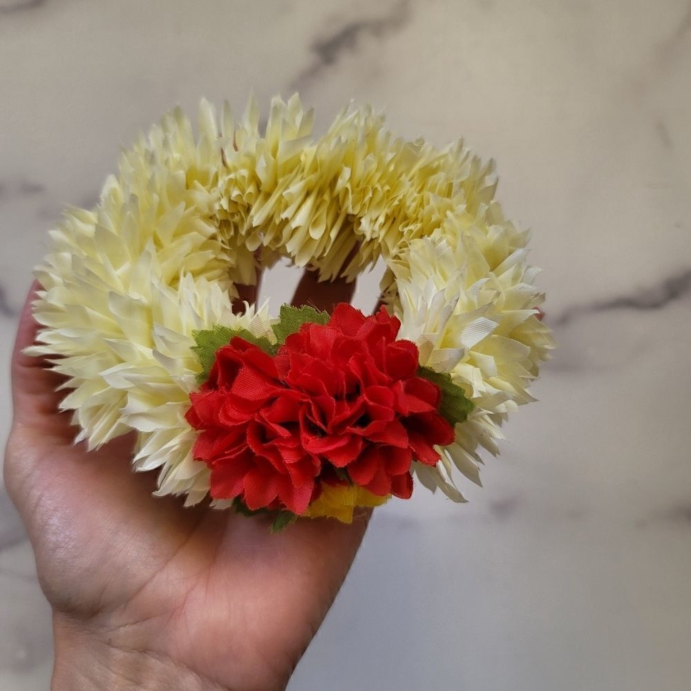 Cream floral Hawiiaan tropical miniature wreath laurel wrist size